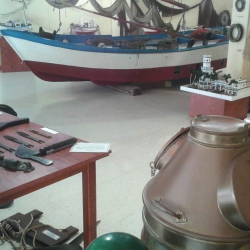 Patera y maquetas entre útiles de pesca y navegación.